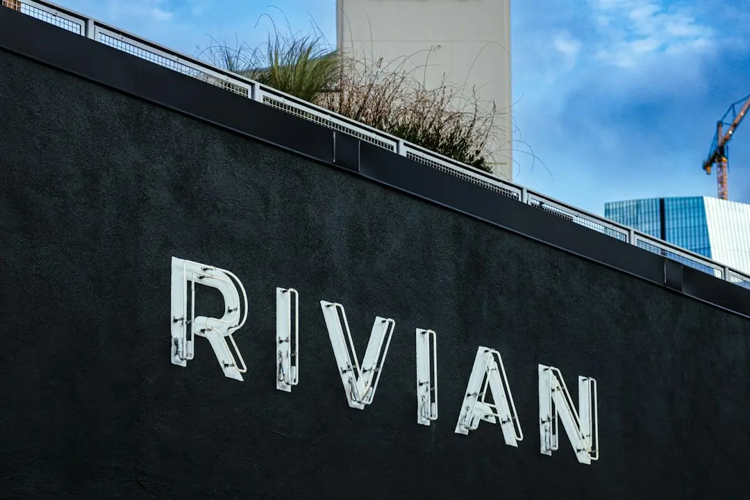 Rivian intră în cursa sistemelor autonome: O alternativă precaută la Tesla